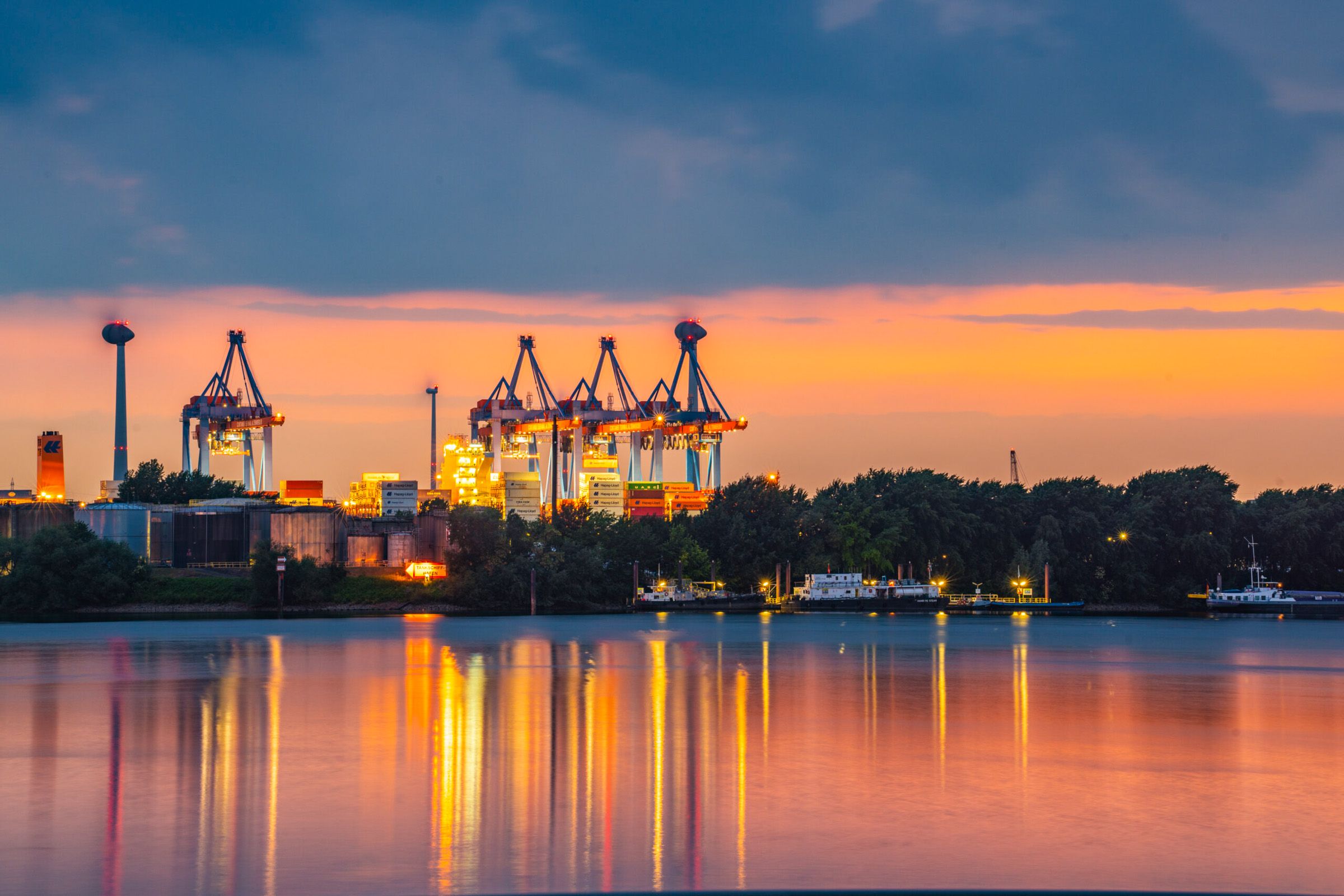 Hamburg - Blaue Stunde, Hafen Wasser Spiegelungen